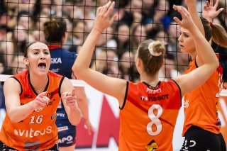 Scène de joie entre l'Américaine Tiata Scambray et Meline Pierret lors d'un point gagné contre Lodz. KEYSTONE/JEAN-CHRISTOPHE BOTT